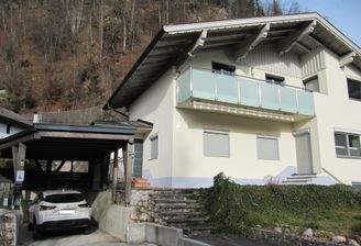 Hausansicht mit Carport