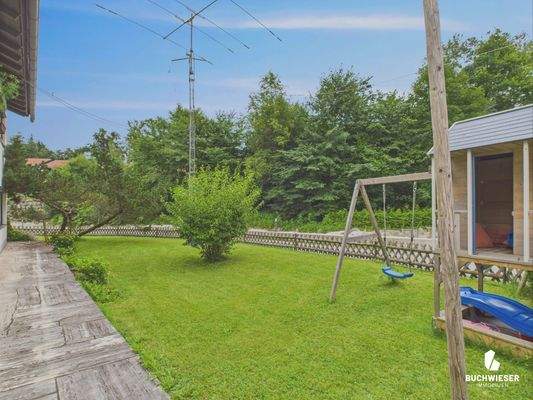 Garten mit Spielplatz