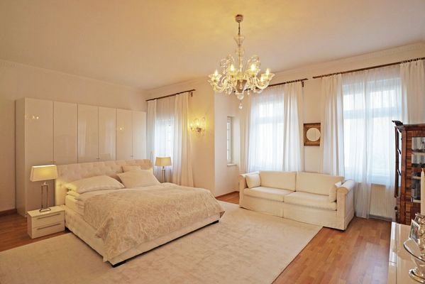 Schlafzimmer (36 m², auch teilbar in 2 Zimmer)