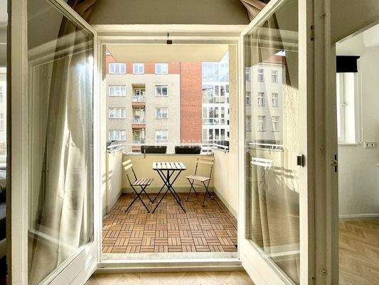 Balkon mit Flugeltüren