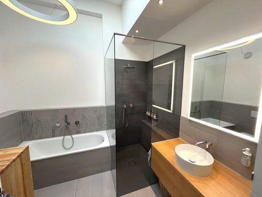 Bad mit Wanne und hochwertiger Glasdusche