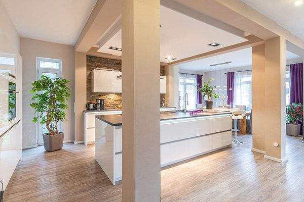 Moderne Küche mit Kochinsel