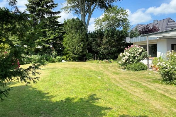 Großzügiger Garten in sonniger Ausrichtung