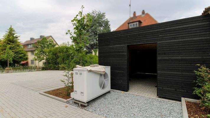 Fahradgarage und Parkfläche