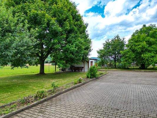 Überdachter Freisitz und Garage