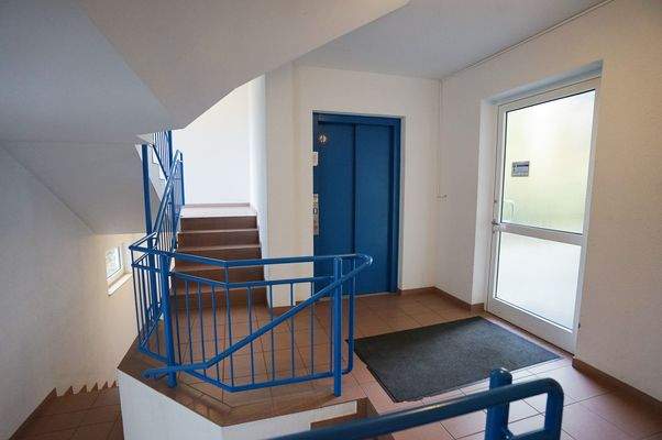 22_Treppenhaus mit Aufzug