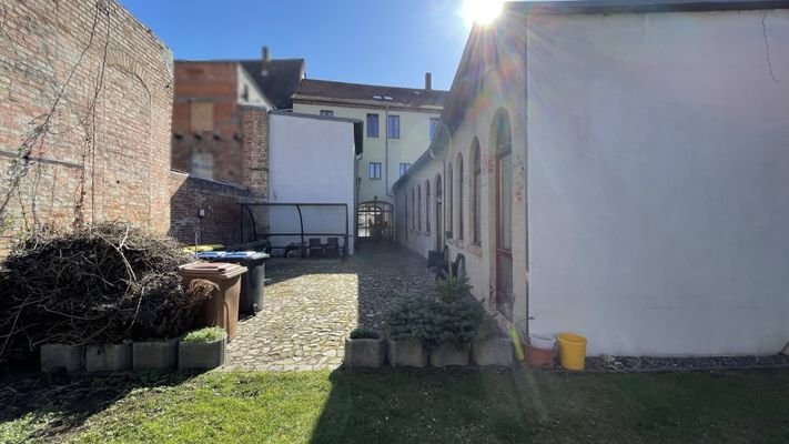 Hof mit Rückansicht