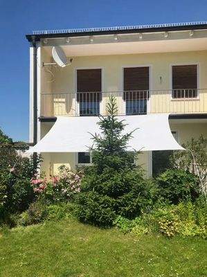 Rückansicht des REH mit Terrasse und Garten