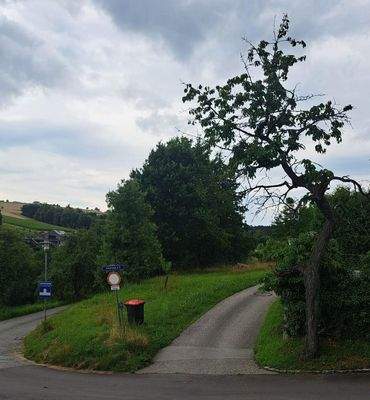 Grund liegt zw. 2 Straßen