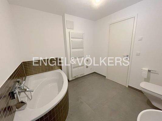 Badezimmer mit Badewanne