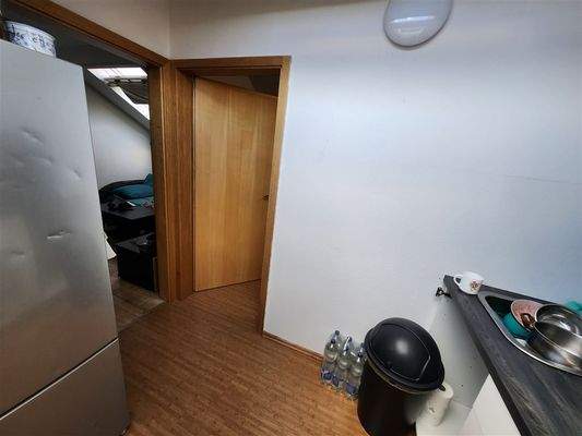 AP1_links Küche Einblick und Eingang SZ