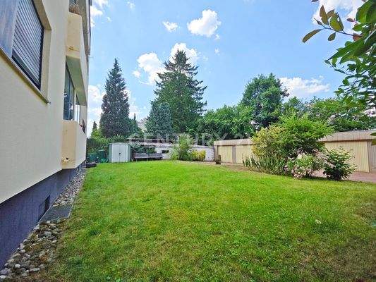 Grünfläche hinterm Haus