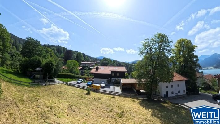 Sicht auf See und Berge