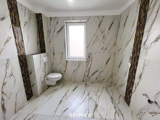 Erdgeschoss - Badezimmer mit WC