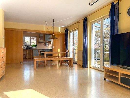 Offener Koch- und Essbereich mit Schiebetüren