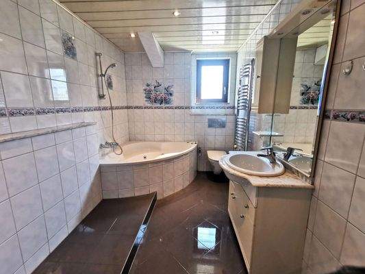 Bad mit Badewanne und WC