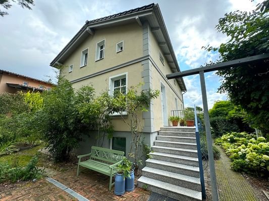 Vorderansicht mit Treppe zum Hauseingang