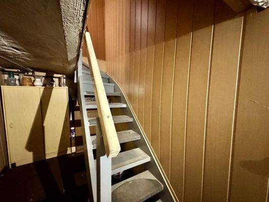 Kellertreppe links