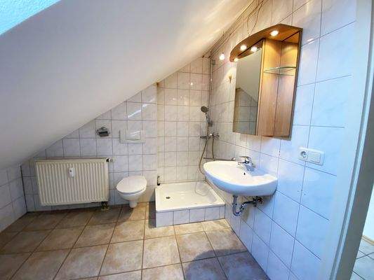 Bad mit Wanne und Dusche