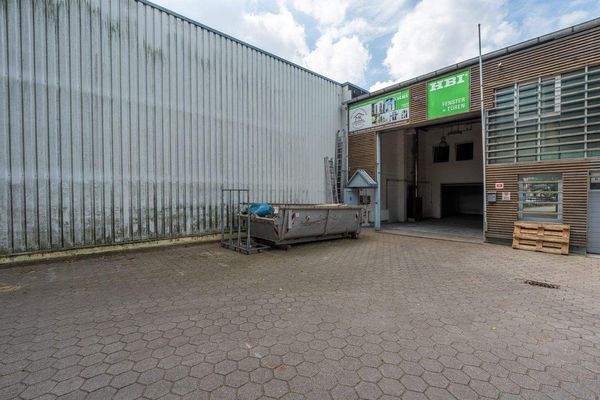 Außenfläche vor der Halle