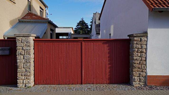 Die fast 4 m breite Toreinfahrt ermöglicht die Befahrbarkeit auch mit schwererem Gerät