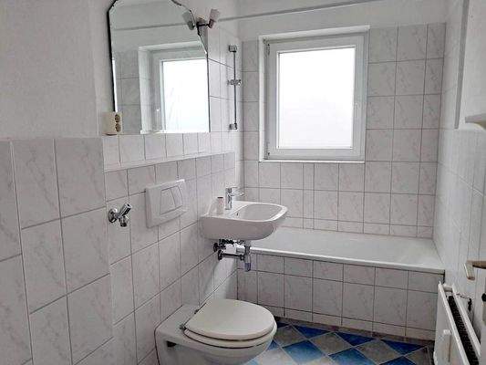 Tageslichtbad mit Badewanne