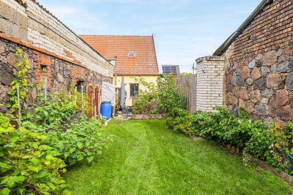 Garten zwischen Haus und Nachbar