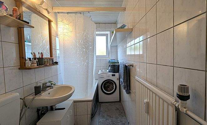 Bad mit neuem Vinylboden + Duschwanne