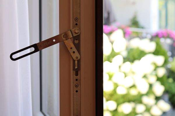 Moderne Fenster (2006) im EG und schöne Aussicht aus dem Schlafzimmer