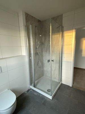 Bad mit Dusche Erdgeschoss (2).jpeg