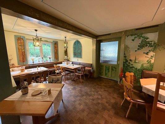 Gastraum mit Zugang zum Saal