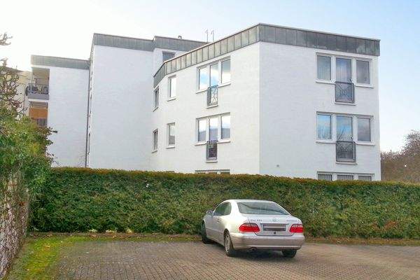 Anicht mit Parkplatz