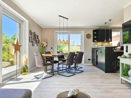 Lichtdurchfluteter Wohn-/Essbereich