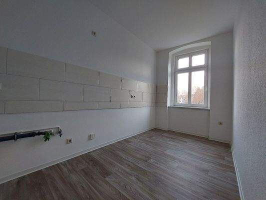 Küche mit Fliesenspiegel und Fenster