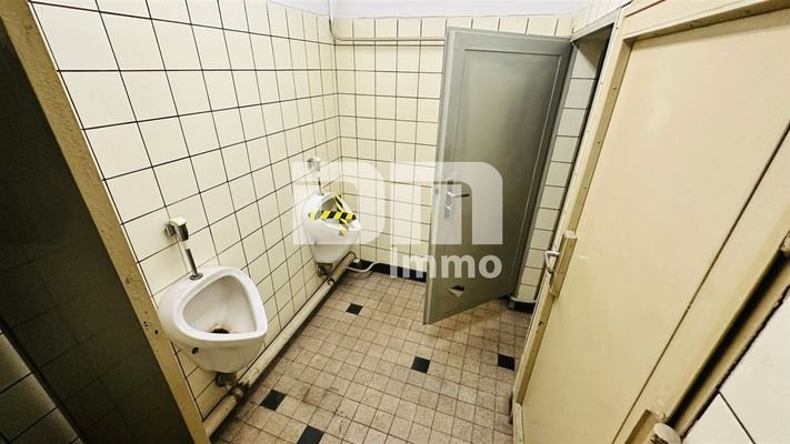 EG Bürogebäude WCs + Pissoirs