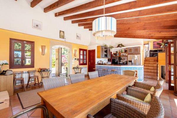 Viel Tageslicht und hohe Decken mit Holzbalken