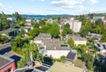 Luftbild - Blick über die Stadt auf den See