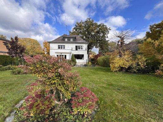 Herbstlicher Garten Blick zum Haus