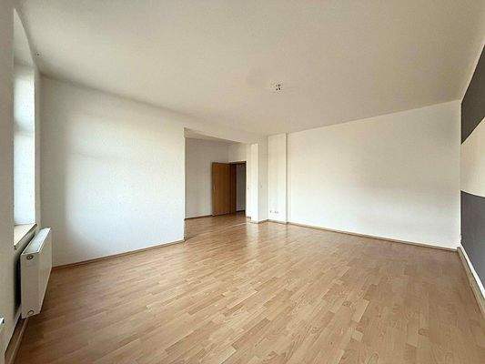 Wohnzimmer mit Übergang in Küche