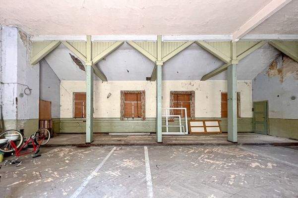 Saalfensterfront zur Gartenseite