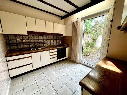 Küche mit Zugang zur Terrasse