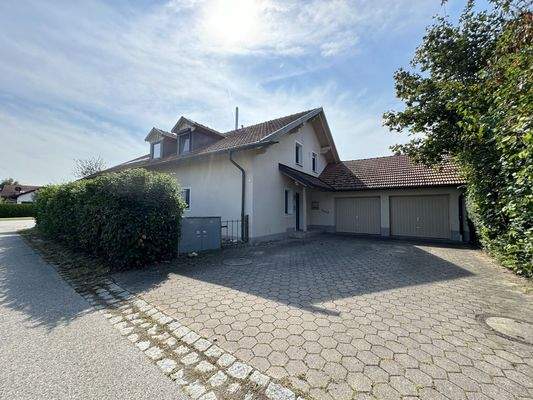 Hauseingang & Doppelgarage