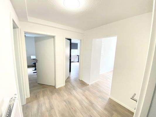 großzügige Diele - Dreh- und Angelpunkt zu allen Räumlichkeiten