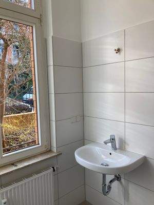 Fenster &amp; Waschtisch im Bad