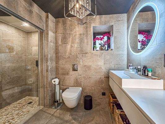 Badezimmer EG mit kleinem Fenster