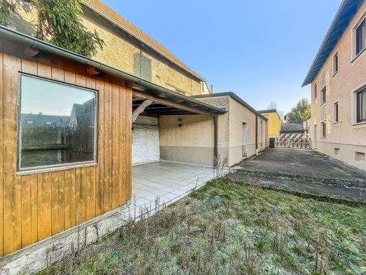 Blick auf den Hof sowie die Nebengelasse