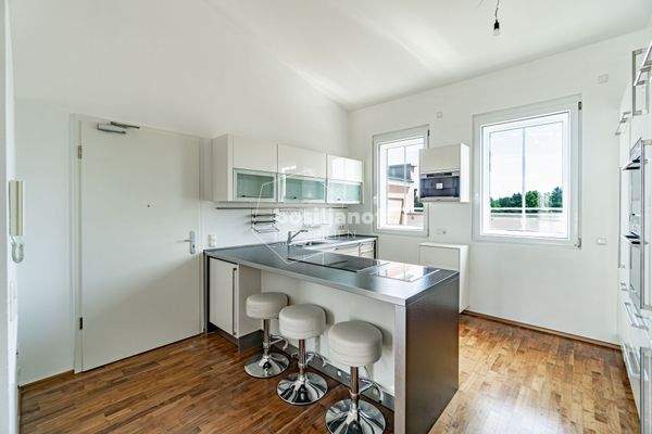 Offen gestalteter Eingangs- und Küchenbereich