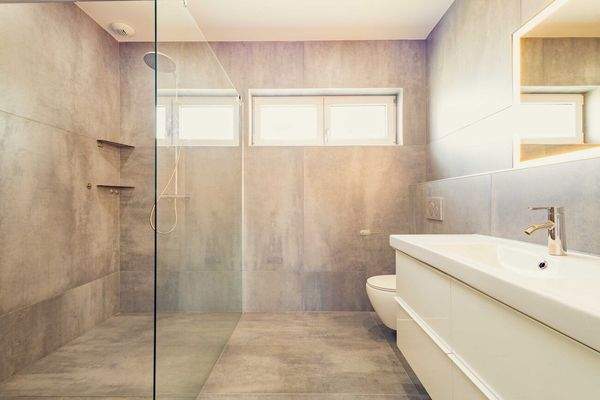 ...Zugang zum Masterbad mit Regendusche.