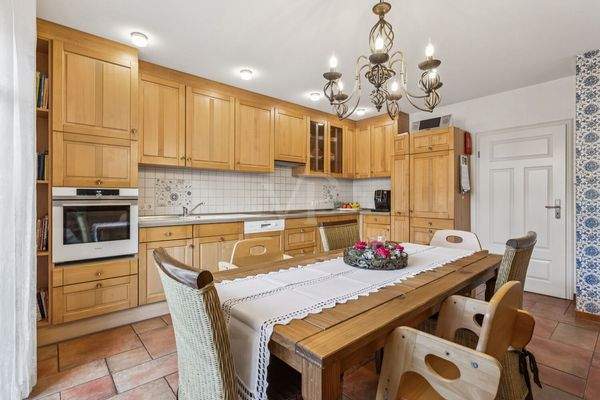 Küche mit Sitzmöglichkeit