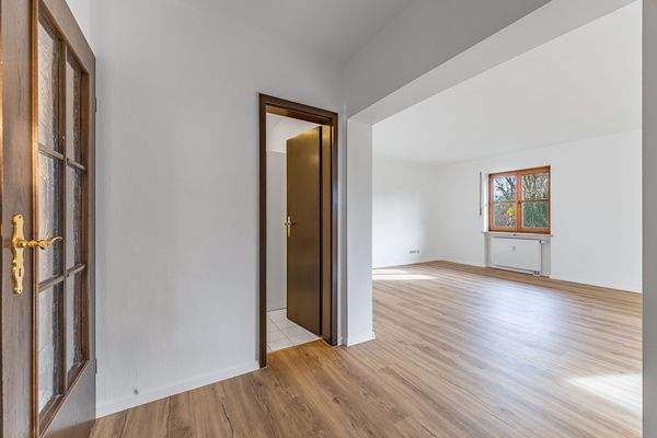 Blick ins Wohnzimmer und Bad